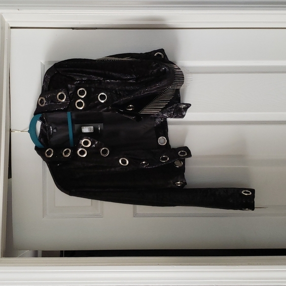 Lovely jacket, with great detailing. It has big grommets around the edges. - Picture 3 of 5